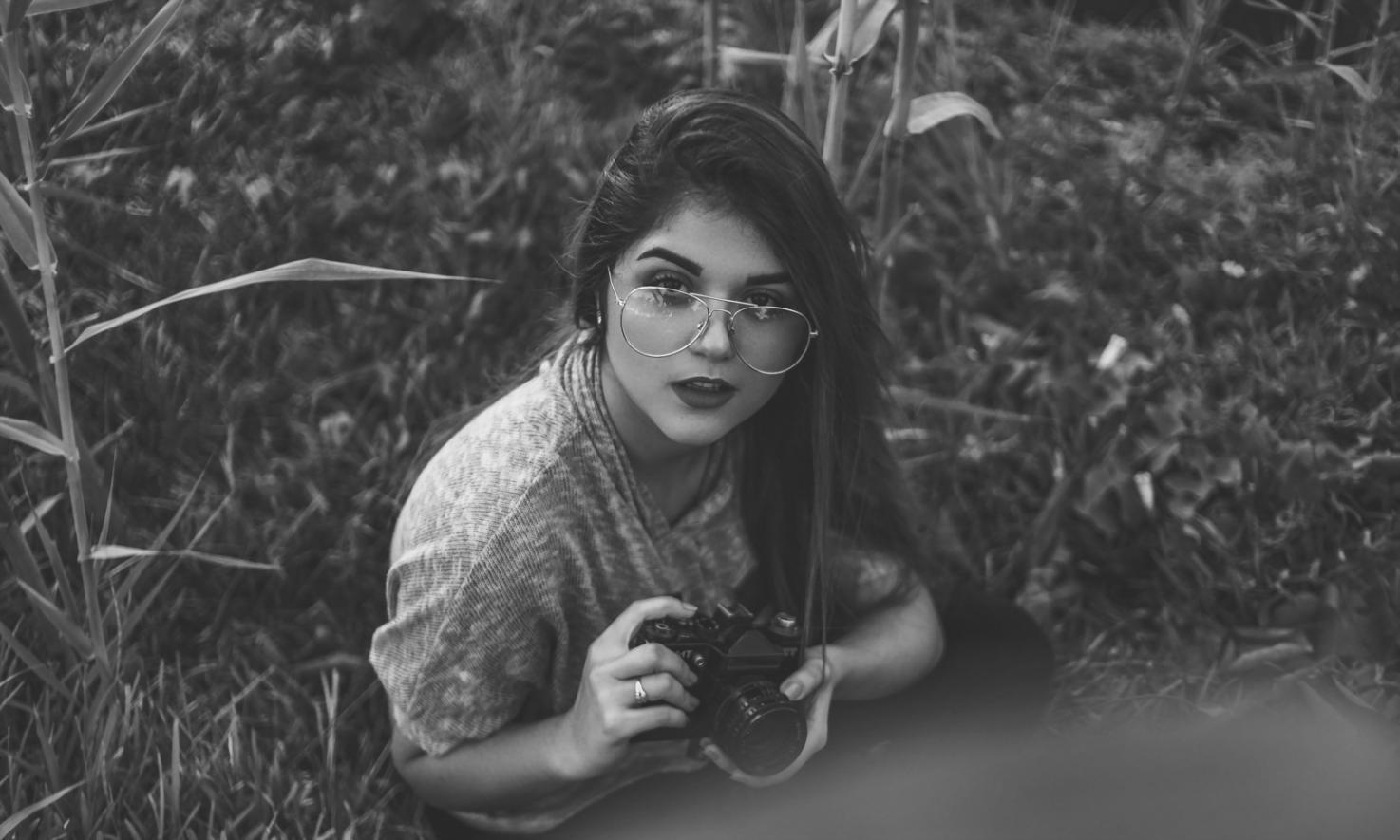 Жива вулична сцена з грою світла та тіней на міських спорудах